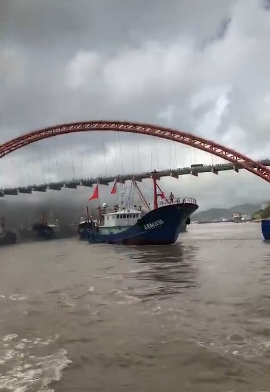 網上流傳浙江16日有大量漁船開往黃岩島，回應菲律賓的「示威」。