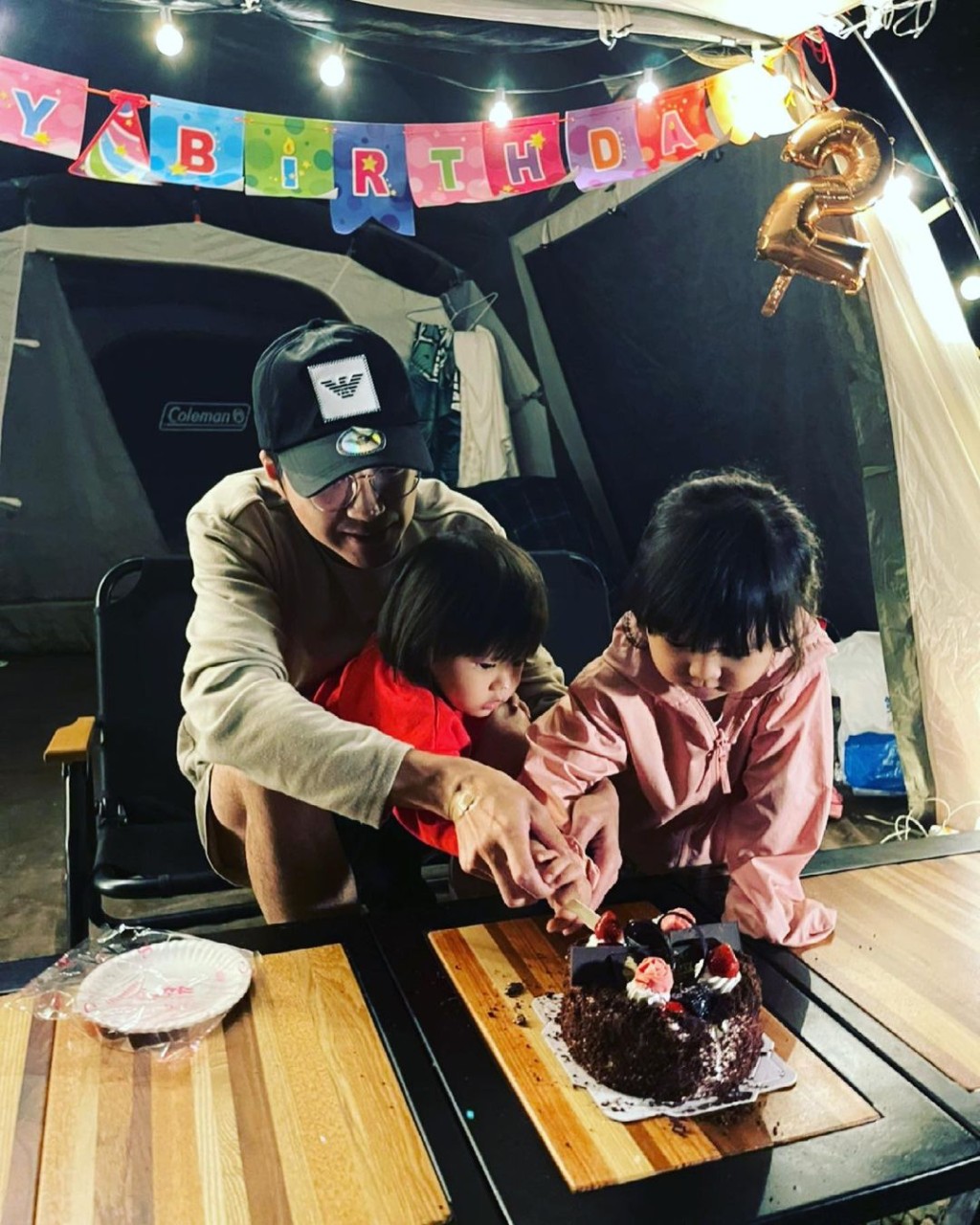 小兒子4月才2歲生日，這對年幼子女就要經歷父母離婚。