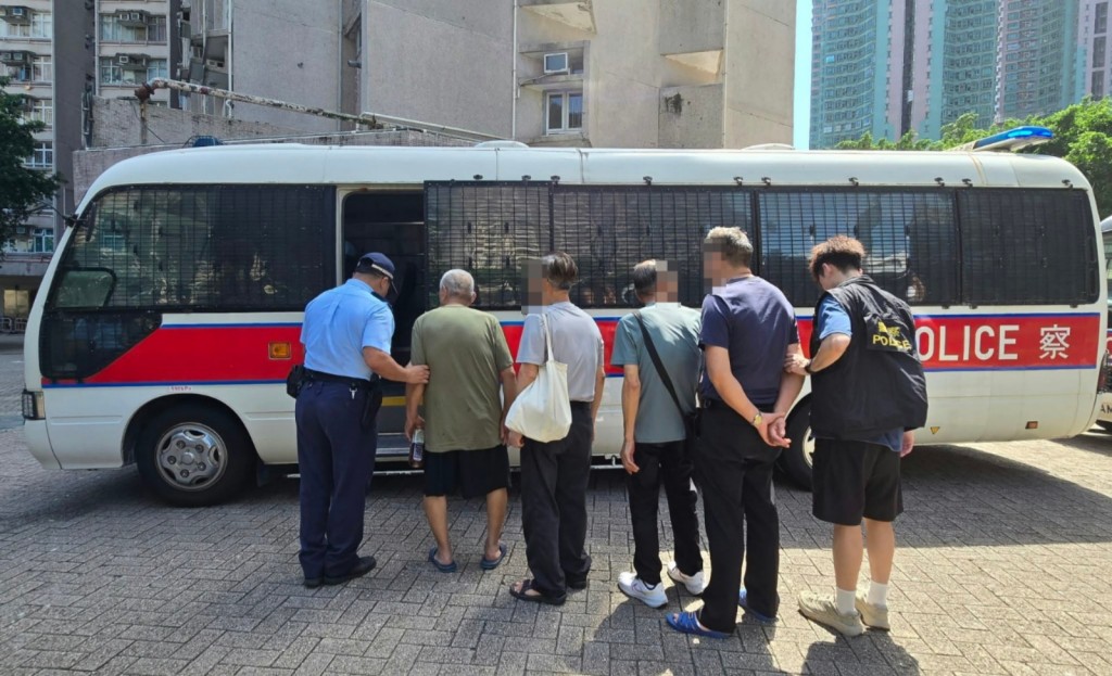 警方拘捕11名男子，年齡介乎65歲至80歲。警方提供