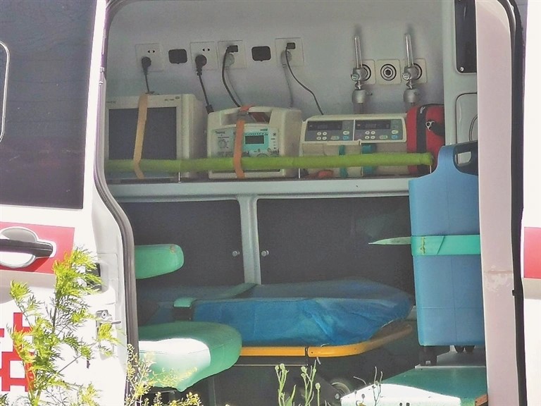 大慶市人民醫院外的「Ａ貨救護車」內，救護器材齊全。《生活報》