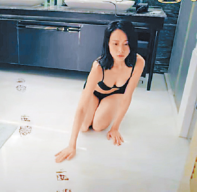 ■戲中失明的Kathy，仲有着內衣性感演出。