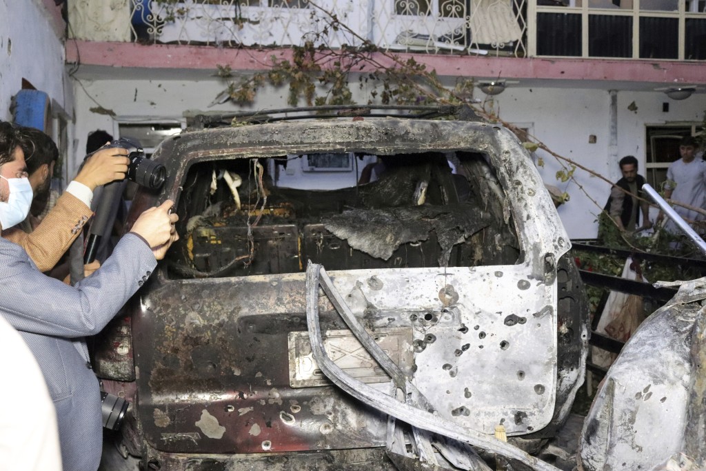 當日被空襲的汽車全毀多名平民死亡。AP