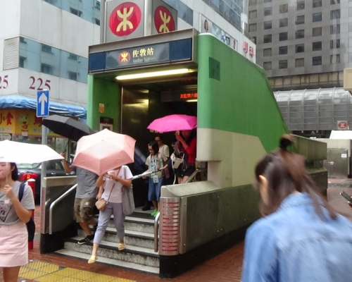 佐敦站寶靈街出口。