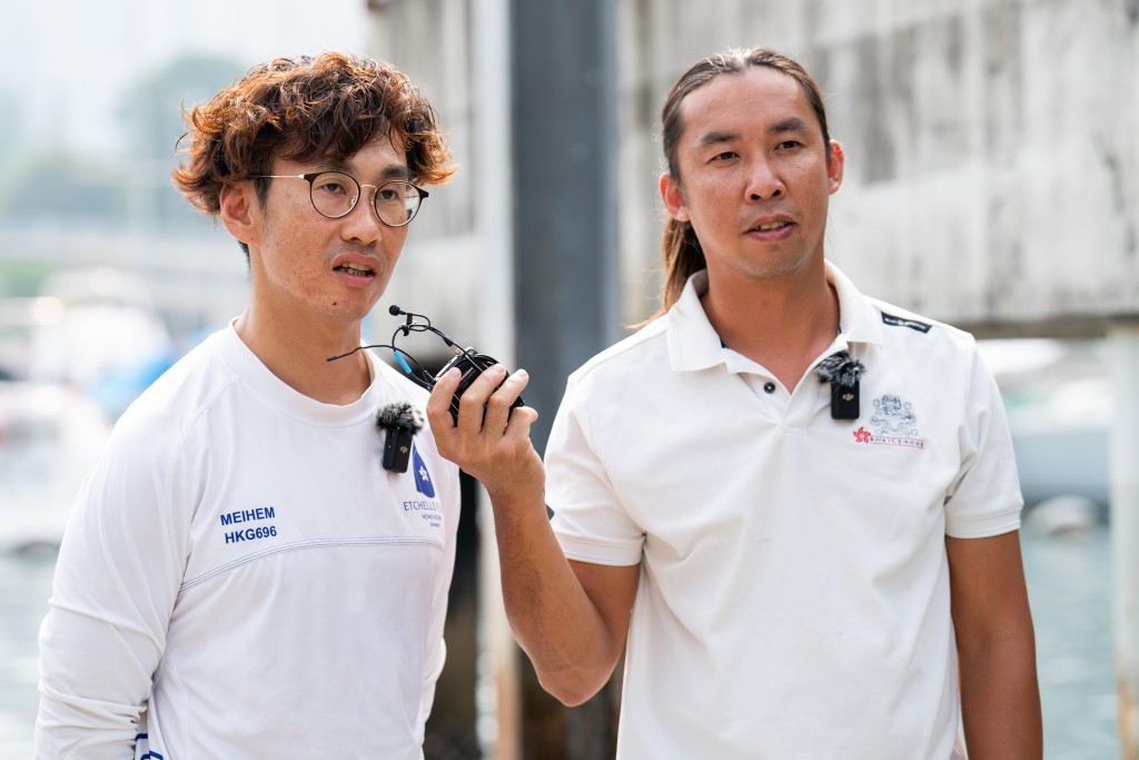 前港隊帆船運動員唐秉信(左)與謝劭傑(右) 在微風下比賽，策略為避免開無風帶以尋找最佳航行路線。公關提供圖片