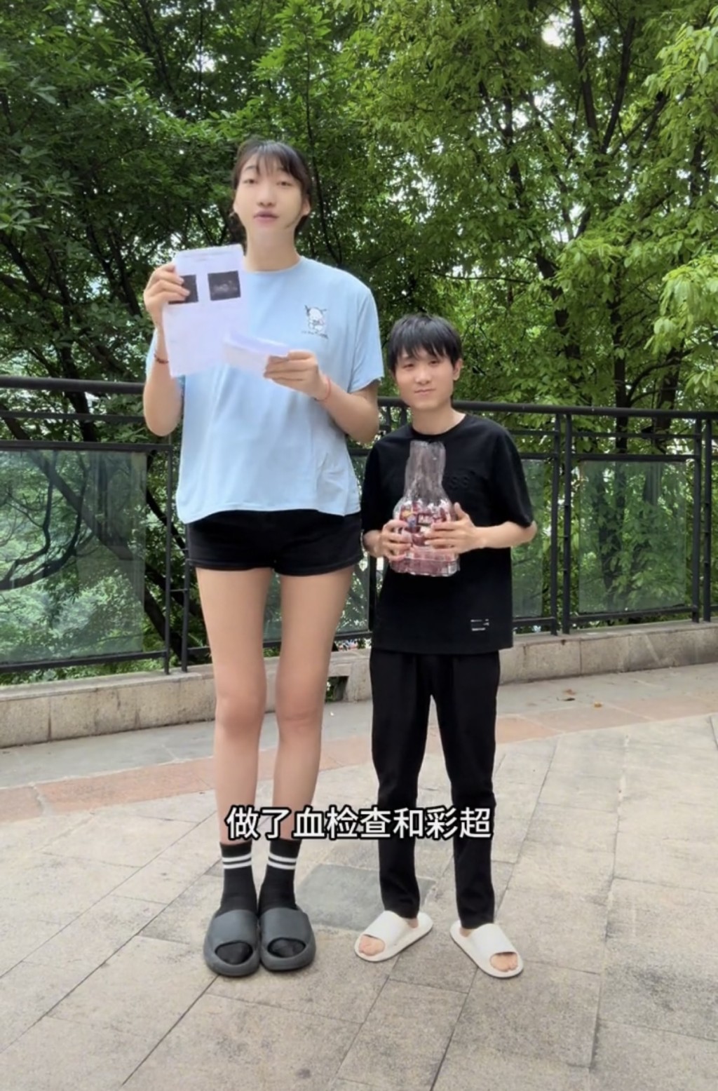 2.2米女生與168男生相戀。抖音@小玥2米2孕中期 2.2米女生與168男生相戀。抖音@小玥2米2孕中期