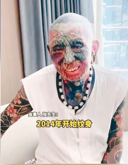 張大爺全身僅餘右手掌心沒有紋身。CQTV