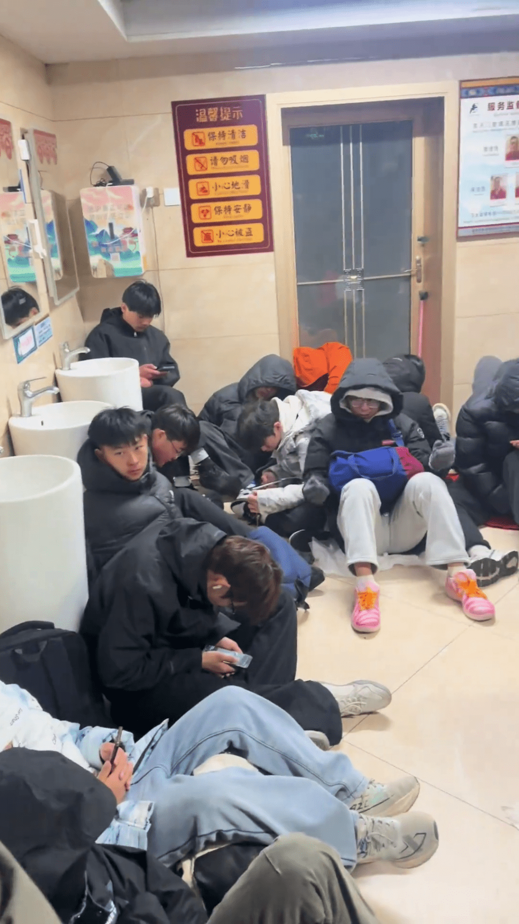 泰山横风横雨，游客逼爆厕所过夜。