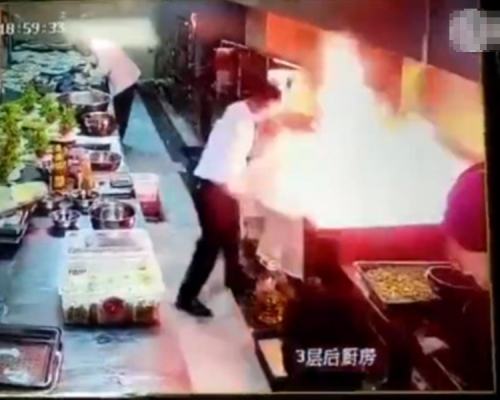 浙江一名厨师竟然用水和布试图扑灭火势，导致火势一发不可收拾。 影片截图
