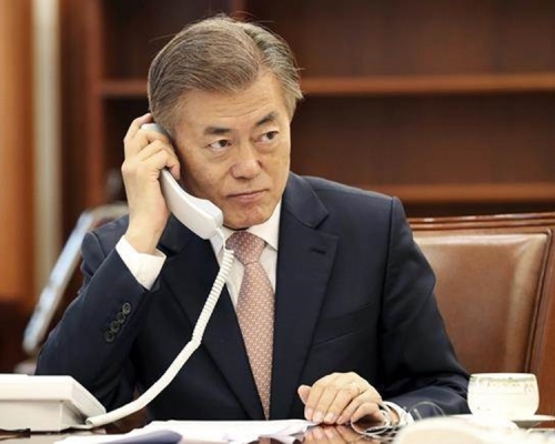 文在寅教师节打电话致谢老师，被对方斥责。网上图片