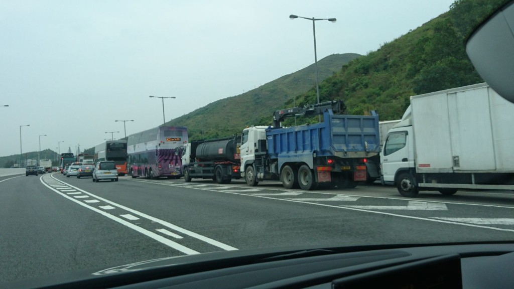 北大嶼山公路出九龍擠塞。讀者提供