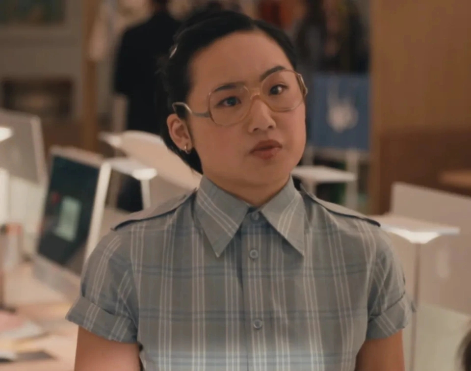 新角色形象被认为是欧美社会对亚裔高知识分子“只会读书，不懂人情世故”的刻板印象之再现。