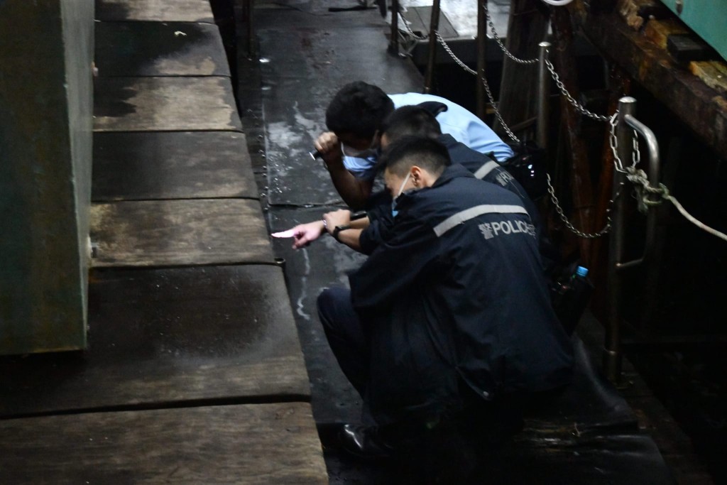 警方於香港仔魚市場進行搜索。