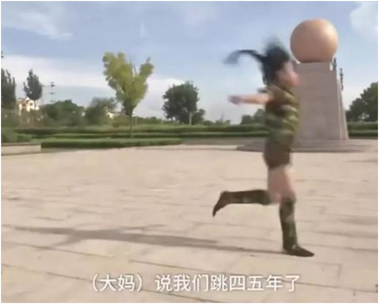 某舞蹈学校的小朋友在广场上练舞时被大妈赶并大骂。