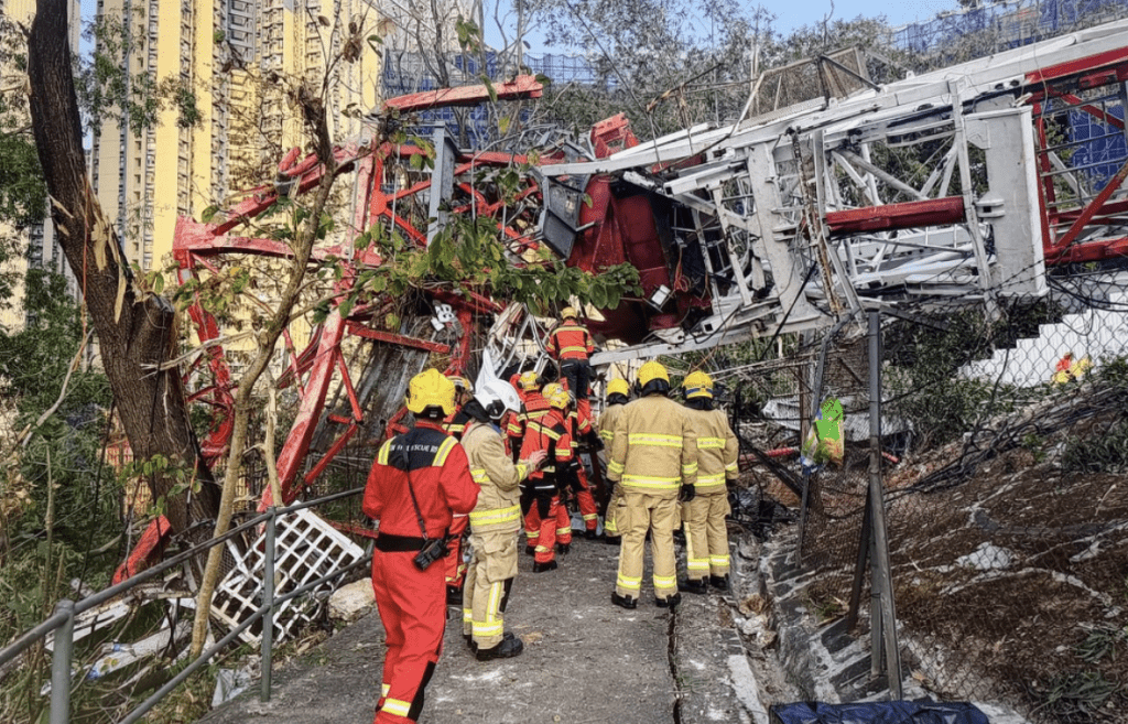 葵涌發生冧天秤致命意外，大窩口道部分路段續全線封閉，運輸署籲留意交通最新安排。