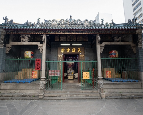 天后古廟正面，廟宇正脊飾有造於1914年的石灣陶塑。