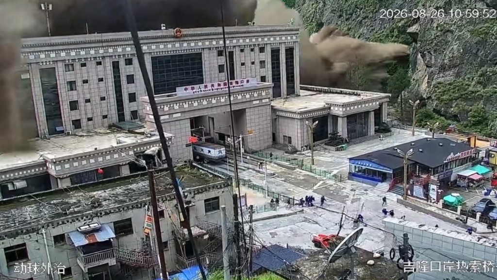 網上流傳吉隆口岸遭泥石流侵襲一刻的閉路電視片段。