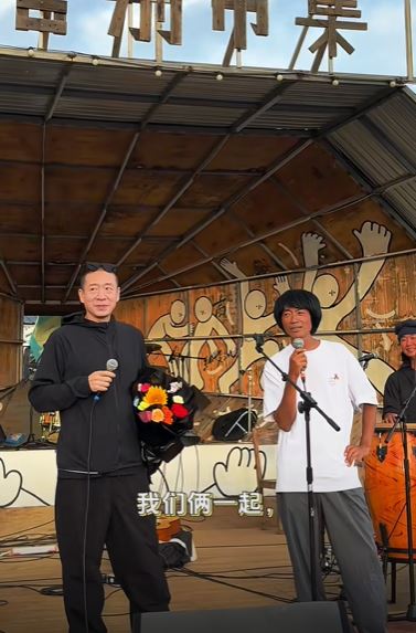 二手玫瑰主唱梁龍與喬小刀為好友，荒野之國不少作品以梁龍為造形。抖音