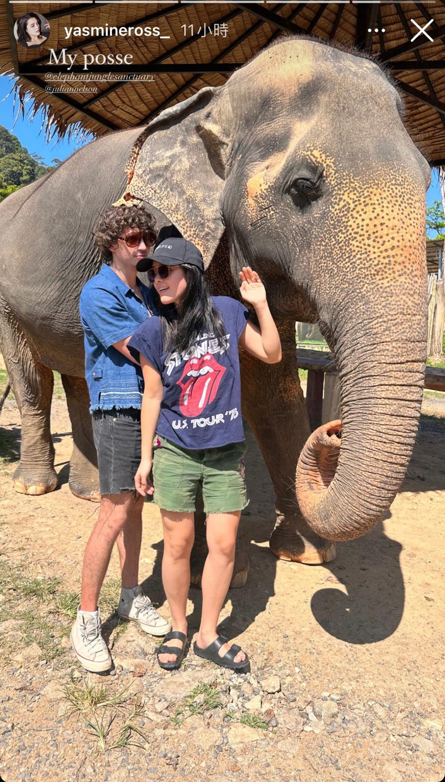 張敏鈞（右）與男友早前到布吉，興奮與大象合照。