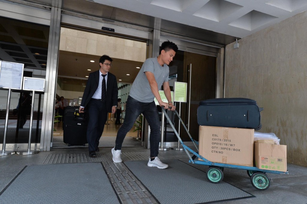 警方帶同虐兒案證物離開法庭。盧江球攝