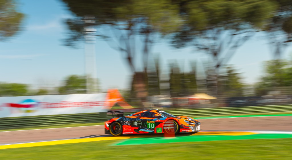 區天駿所駕駛的麥拿倫10號戰車。賽會圖片