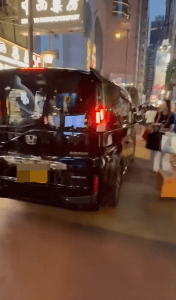 途人為避開車輛,自然地從兩邊繞過,不少人對此「奇景」投以好奇目光。 途人為避開車輛,自然地從兩邊繞過,不少人對此「奇景」投以好奇目光。