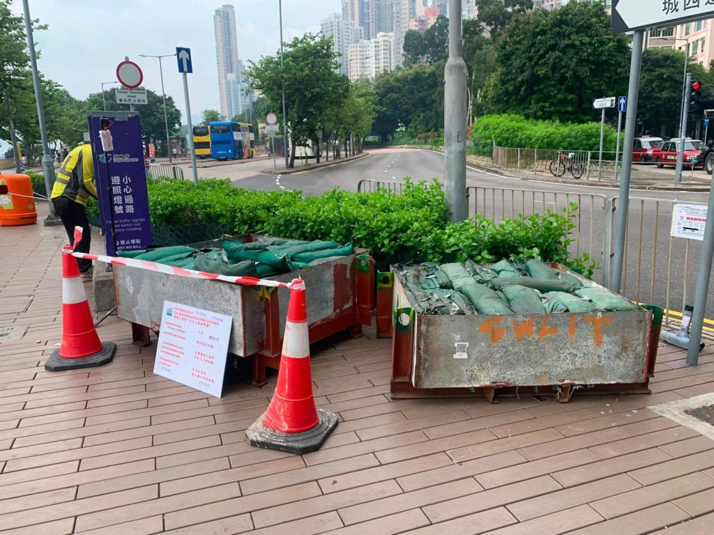 土木工程拓展署在沿岸低窪和當風地點執行緊急應變行動計劃,提供沙包供市民使用。FB:土木工程拓展署 土木工程拓展署在沿岸低窪和當風地點執行緊急應變行動計劃,提供沙包供市民使用。FB:土木工程拓展署