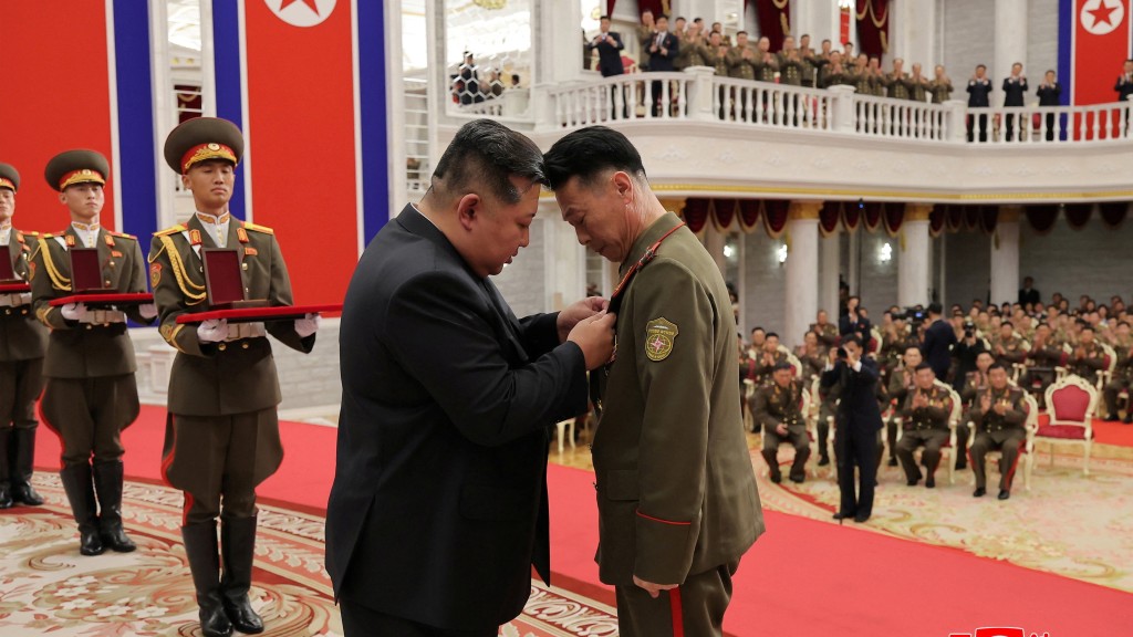 金正恩向海外作戰部隊的士兵頒發勳章。 路透社
