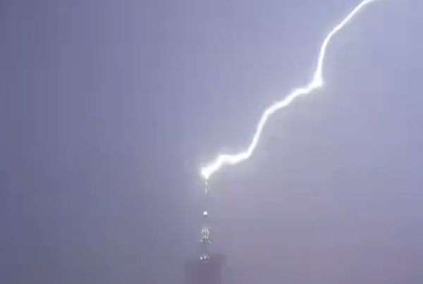 广州塔被雷电击中画面。