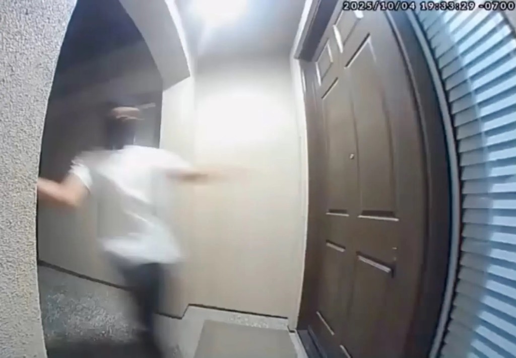 惡作劇少年走向民居大門。 Elk Grove Police Department