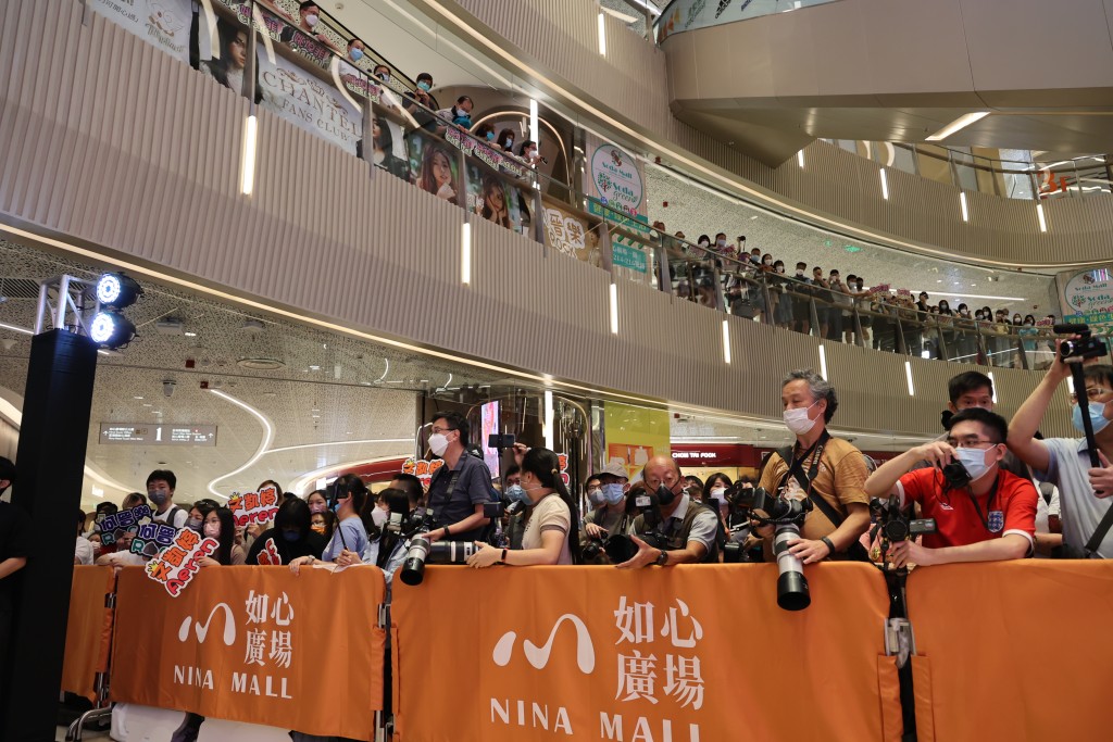 姚焯菲（Chantel）、何晉樂（Rock）、文凱婷及王灝兒 （JW）等今日到荃灣出席商場騷，有好多Fans到場支持。