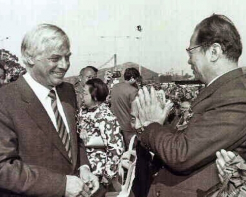 天壇大佛開光大典當日，最為人熟悉的一幕，是周南拒與彭定康握手。資料圖片 
