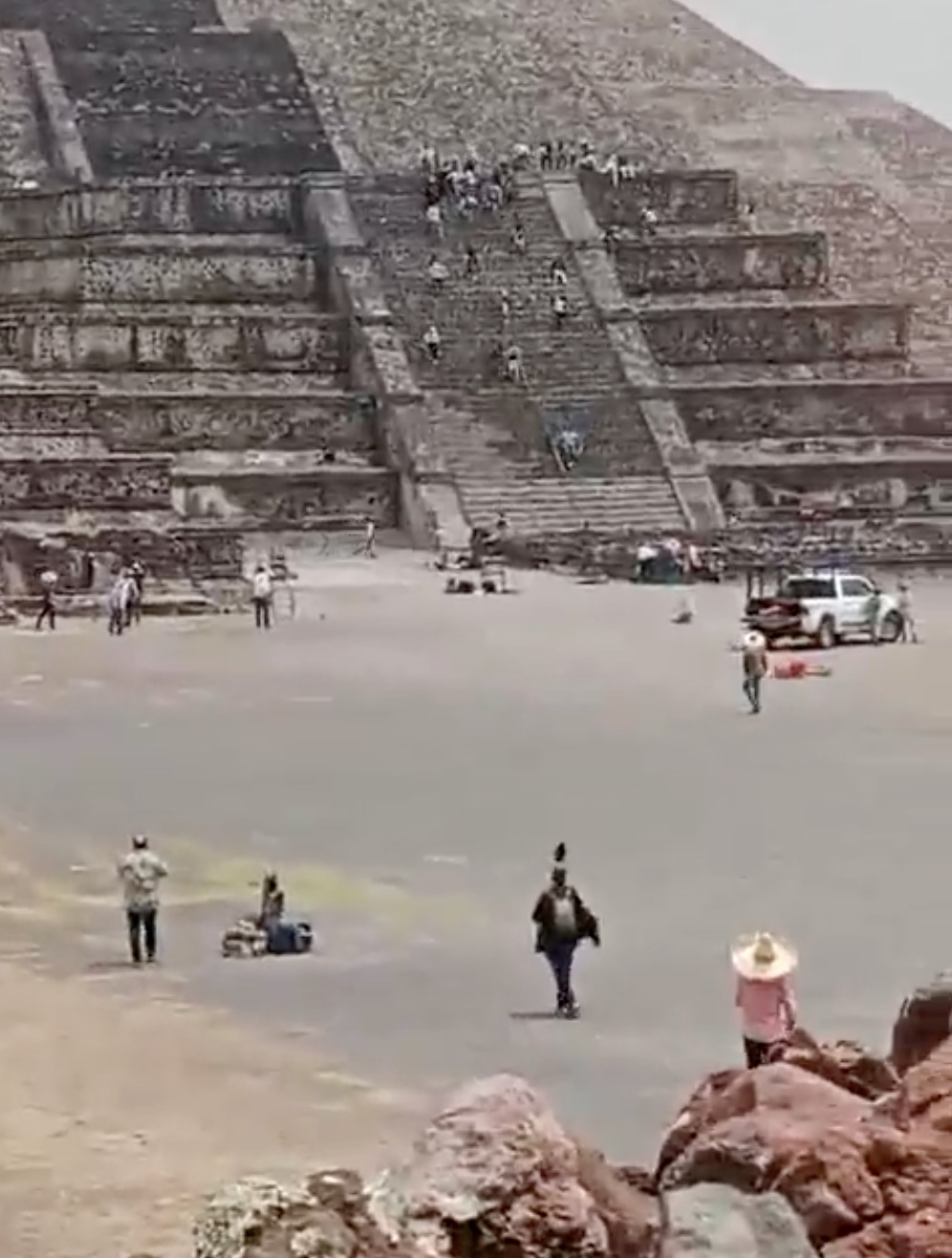 据当地新闻媒体发布的片段显示，一名男子手持枪械站在其中一座金字塔顶部，现场传出多声枪响。游客闻声惊慌失措，纷纷拔足跑下金字塔或找寻掩护走避。