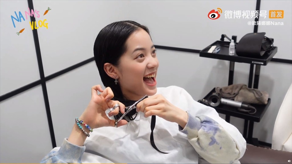 自己剪头发，状甚兴奋。
