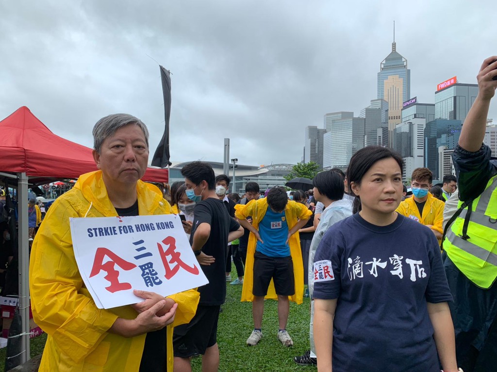 李卓人(左)亦有到場。