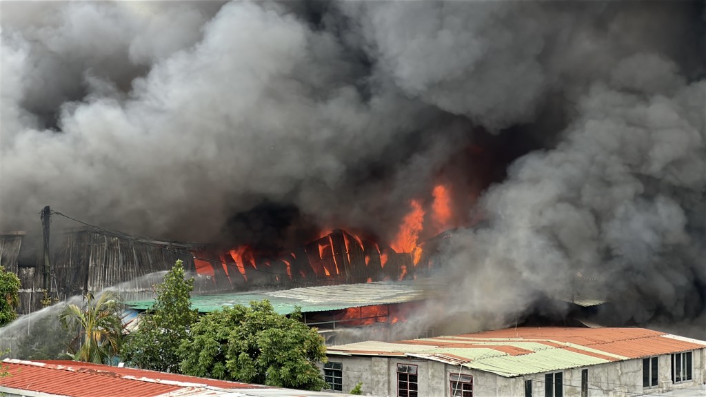 火勢仍未救熄。劉漢權攝 火勢仍未救熄。劉漢權攝