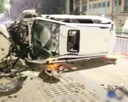 私家車翻側撞毀。網圖