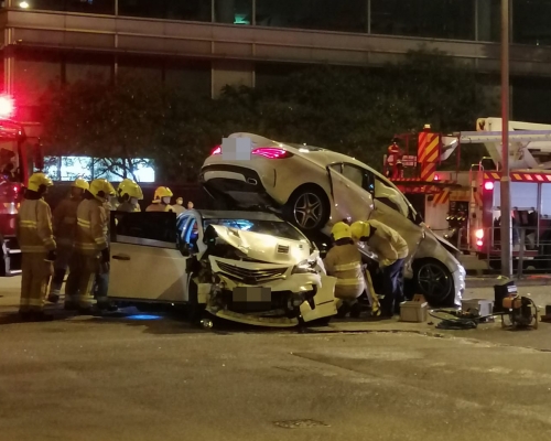 兩車相撞後「車疊車」。馬路的事討論區
FB圖