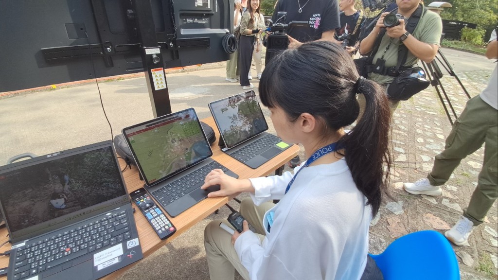 警務處港島總區於香港仔郊野公園舉行代號「寒霞」（COLDMIST）的跨部門重大事故演習，模擬突發惡劣天氣下，應用「HKSOS」程式，拯救約60名因暴雨水浸和山泥傾瀉，走避期間受傷和失聯的山嶺活動參與者。