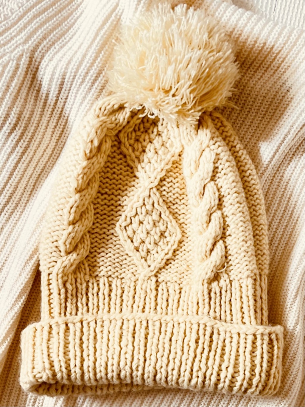 冬日坐月保暖最重要， 尤其頭頸部分，最好常常戴薄冷帽和頸巾。