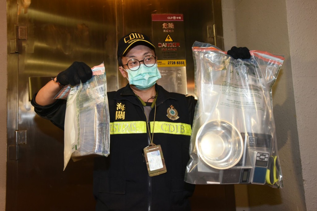 單位中起出少量霹靂可卡因及一批毒品包裝工具,檢獲毒品市值約90萬港元。