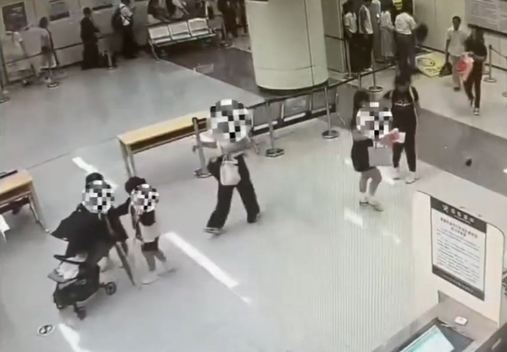 女子被海關截停後，將BB車交同行孩童推走企圖避查。海關發布