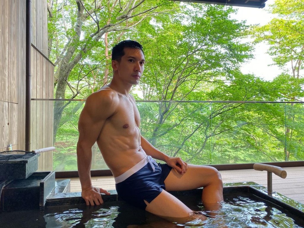 關智斌亦是爆肌男。