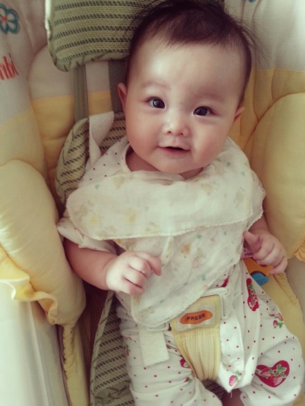 王靖喬小時候已經有大眼睛很可愛。