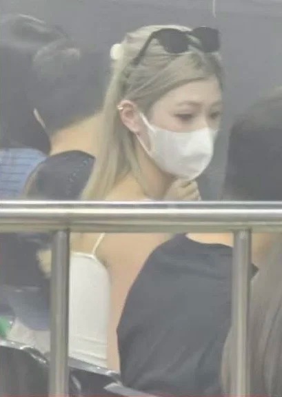 MC張天賦緋聞女友Cherry，戴上口罩仍化了濃妝，被同場的粉絲捕獲。