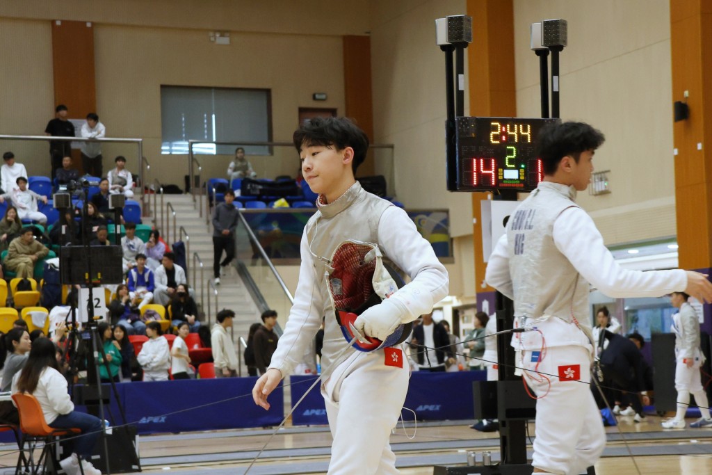 少年組男花「世一」何承謙（左）在分齡賽青年組16強以一分之微不敵最後亞軍的蔡子樂（右）。徐嘉華攝