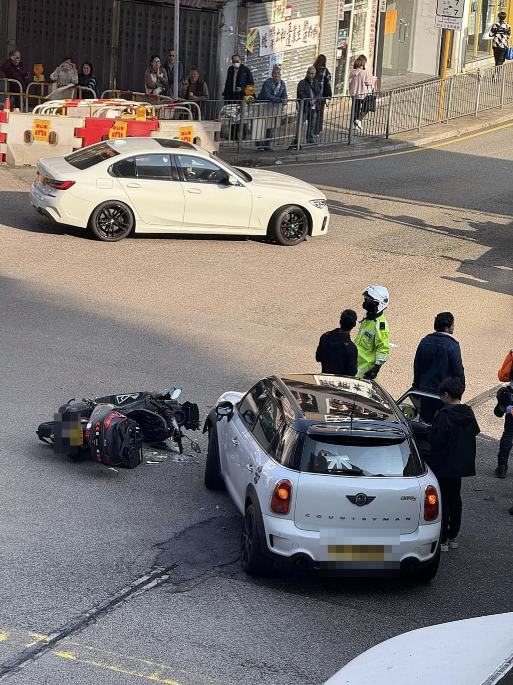 電單車橫亘馬路上。fb：車cam L（香港群組）