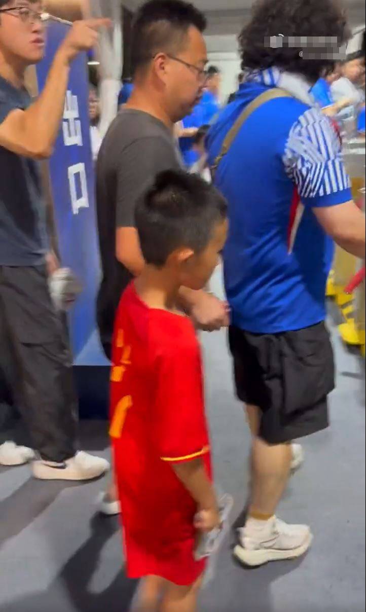 3名上海申花球迷在愛隊輸波後，指罵著錯波衫父子引起軒然大波。