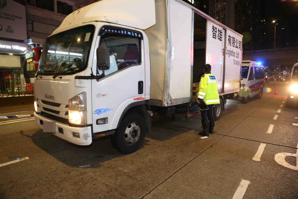 警員接報到場調查事件。 