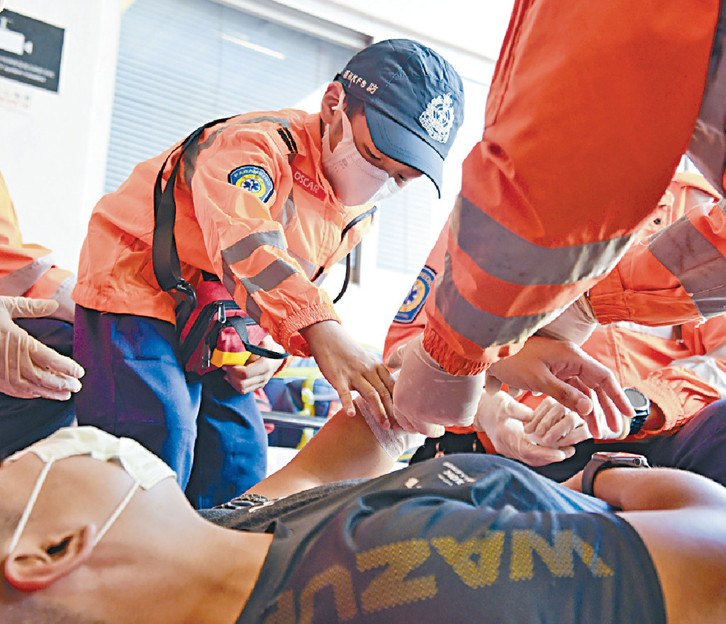Oscar成功帮助「伤者」做急救，大有救护员的风范。
