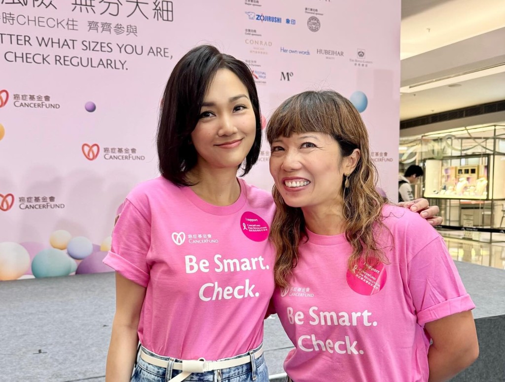 陳心怡（右）曾於香港癌症基金會活動上訪問謝安琪（左），宣揚關注乳房健康訊息。
